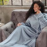 Păturiţă cu mâneci și buzunar pentru picioare